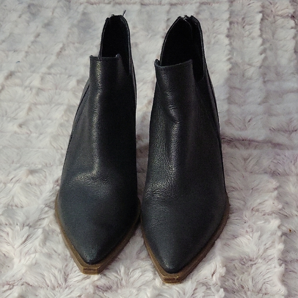 Vince Camuto Black Leather Ankle Booties Pointed Toe Block Heel Back Zip Size 8